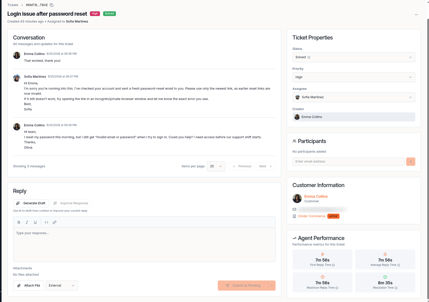 Muninx ticket view showing the conversation, ticket properties, customer context, and reply editor.